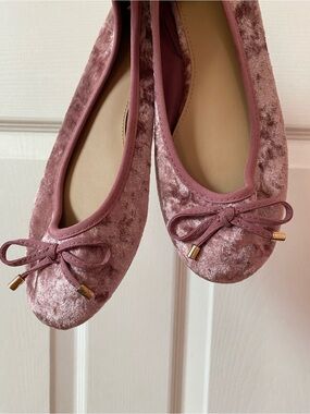 Forever 21 Women’s Beautiful Pink Velvet Ballet Flats Size 6